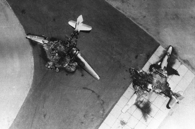 (İsrail savaş uçakları, 1967'de komşu Arap devletlerinin hava gücünü ani bir saldırı ile yok etti. Fotoğraf: Reuters)